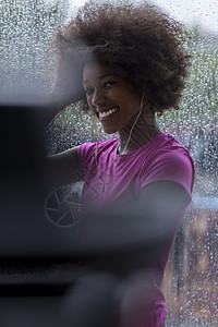 体育馆美国年轻女子的肖像瓶子女士窗户天气女孩运动头发娱乐微笑身体图片