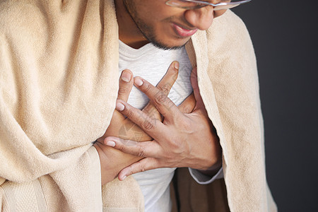 青年男子在心灵中受苦 手握胸怀压力中年人成人心绞痛身体风险封锁眼睛男人胸痛图片