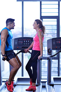 健身房情侣在健身房的情侣护理运动装拉丁培训师锻炼女士成年人男性女性损失背景