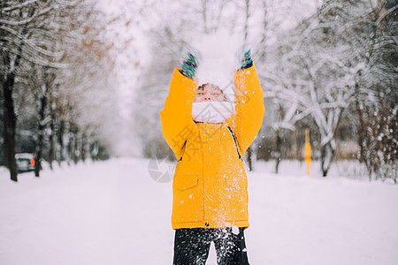 这孩子在冬天的生活方式下雪 冬季散步 一篇关于儿童冬季闲暇的文章男生投掷假期季节孩子们幸福滑雪乐趣公园活动图片