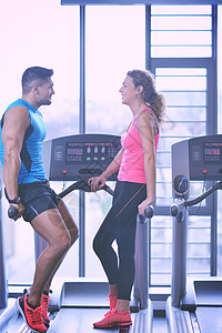 健身房情侣在健身房的情侣男人运动装锻炼男性重量运动服身体团队损失培训师背景