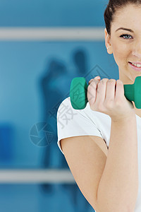 妇女体格运动和体重快乐成人健身房肌肉训练手臂活力黑发女孩重量图片