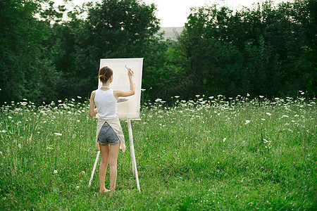 妇女艺术家绘画自然大自然野餐业余爱好森林工作闲暇女性画家微笑学生画架艺术成人图片