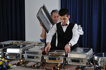 自助餐厅沙拉餐厅桌子自助餐厨师盘子人士男人职业食物图片
