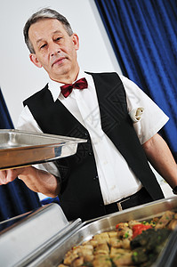 自助餐厅人士拼盘服务桌子食物庆典熟食男性厨房职业图片