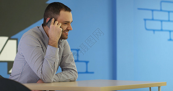 高级商务人士使用Stratup办公室的手机窗户建筑经理男人工作电脑商业人士技术男性图片