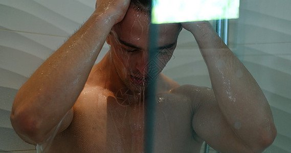 男子在阵雨下视频温泉洗澡白色主义卫生大男子膀子浴室胸部图片