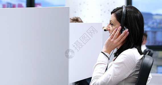 女性呼叫中心操作员从事其工作热线邮件服务顾客办公室工人顾问推销代理人商务图片