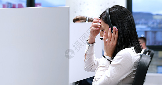 女性呼叫中心操作员从事其工作办公室团队代理人电话客户顾客邮件服务工人热线图片