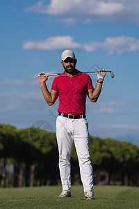 中东部高尔夫球场的英俊中东高尔夫球手肖像天空运动微笑男人球座假期爱好高尔夫球成人衬衫图片