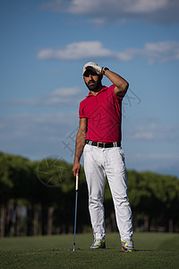 中东部高尔夫球场的英俊中东高尔夫球手肖像游戏经理爱好课程俱乐部男人假期天空闲暇玩家图片