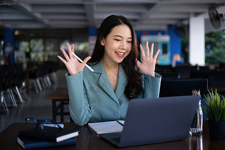 快乐的女商务人士与她的伴侣握手 讨论资金投资 会计金融税概念 (注 )图片