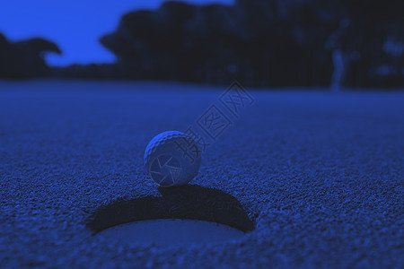 洞中高尔夫球旗帜游戏竞赛成就草地课程推杆娱乐闲暇杯子图片