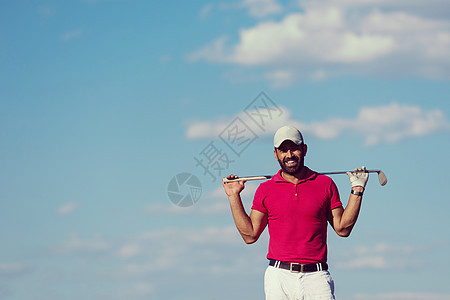 中东部高尔夫球场的英俊中东高尔夫球手肖像闲暇男性玩家成人衬衫男人运动课程微笑娱乐图片