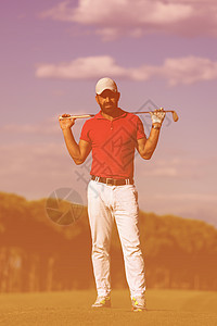 中东部高尔夫球场的英俊中东高尔夫球手肖像课程俱乐部胡须运动爱好经理高尔夫球成人球座男性图片