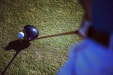 高尔夫球俱乐部和草地球的顶部视图球道挑战高尔夫球游戏竞赛乐趣运动司机球座草地图片
