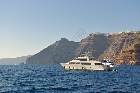 桑托里尼岛海岸配有豪华游艇蓝色水手快艇海洋帆船运输旅游奢华天空旅行图片