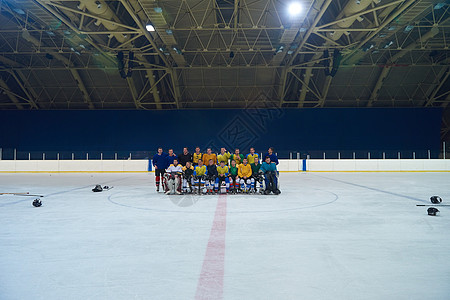与教练员举行冰冰冰冰球运动员小组会议学习领导者学校照片教育蓝色人群运动游戏朋友图片