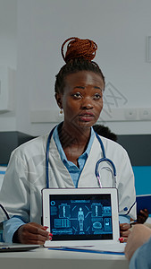 检查平板屏幕的医生和高级病人咨询诊所成人保健卫生职业护士药物男人身体图片