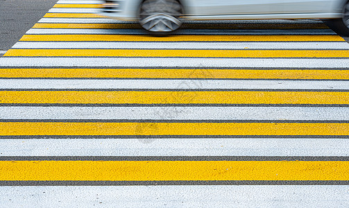 黄白黄横行和汽车图片