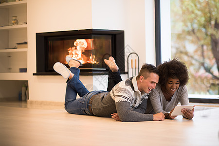 在地板上使用平板电脑的多族裔夫妇男人夫妻女孩奢华思考互联网网络生活微笑冲浪背景图片