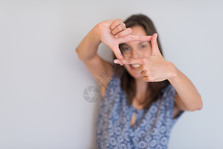 妇女展示手势的姿势成人快乐女孩女士照片创造力构图棕榈摄影师白色图片