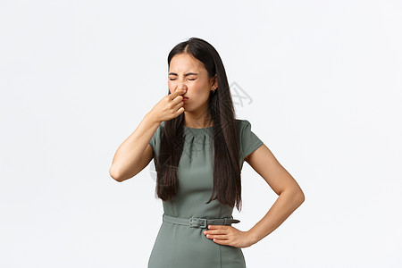 小企业主 女企业家的概念 厌恶的亚洲女性穿着优雅的裙子 用手指闭上鼻子 从难闻的气味 难闻的气味 站立的白色背景中做鬼脸广告微笑图片