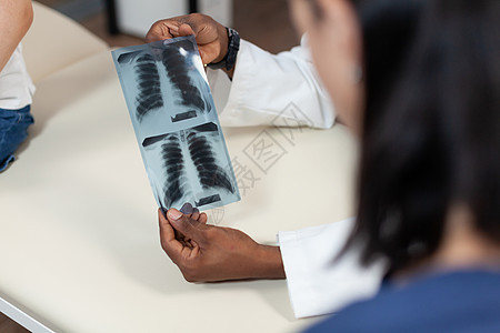特写非洲美洲儿科医生的肺部射线摄影检查设备考试孩子们男人治疗从业者成人病人x射线诊断专家图片