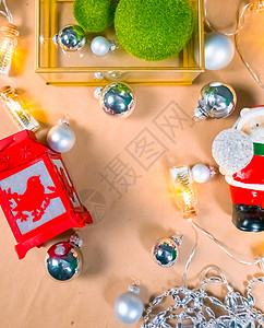 环保材料圣诞新年背景 牛皮纸 绿草球 银球珠 圣诞树魔法花环 圣诞手电筒 圣诞老人假发图片