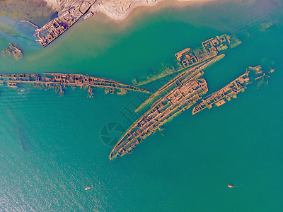 被弃置的破船残骸 浮出海外海景宝藏海洋凹陷海岸线碰撞旅行事故海岸蓝色图片