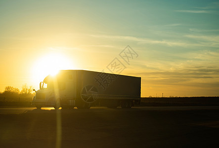 美国中西部公路半卡车运输图片
