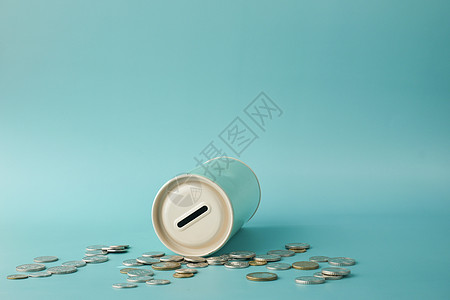 桌上保存的硬币罐和计算器贷款退休经济预算银行业投资财富金融图片