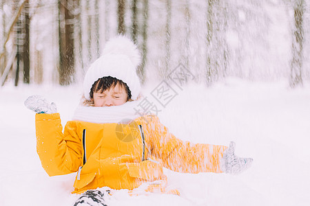 这孩子在冬天的生活方式下雪 冬季散步 一篇关于儿童冬季闲暇的文章公园滑雪活动喜悦快乐乐趣季节雪堆孩子们帽子图片