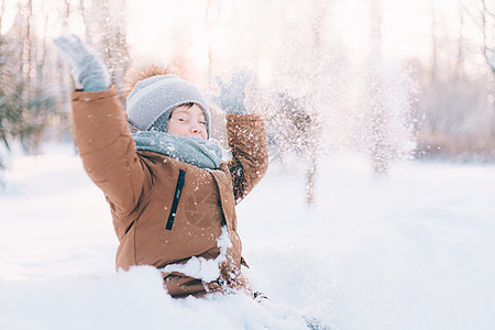 这孩子在冬天的生活方式下雪 冬季散步 一篇关于儿童冬季闲暇的文章孩子们乐趣活动微笑雪堆童年季节滑雪帽子投掷图片