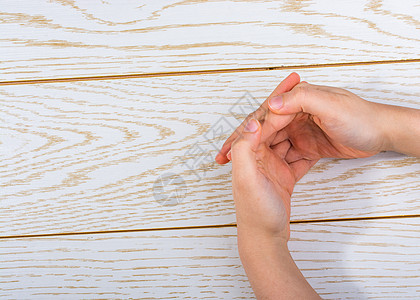 手在木制背景上举手示意信号手腕手指拳头手势棕榈身体木头手臂女性图片