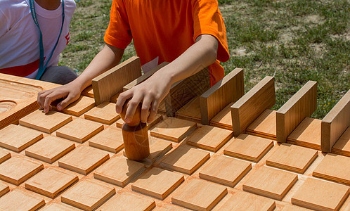 手持木制拼图元素在汉解决方案智商建造团队立方体玩具几何学教育战略逻辑图片