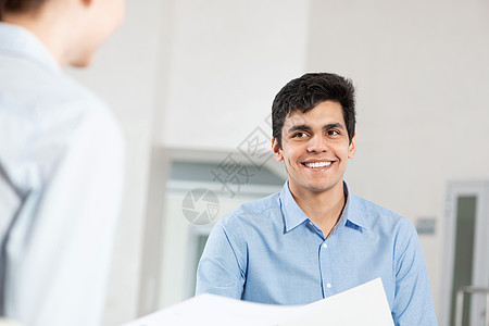 一位年轻人在商务会议上的肖像职业项目工作职场合作管理人员公司男性金融团体图片