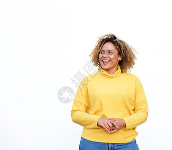 年轻有魅力的非裔美国女性 在孤立的白种背景下微笑和视视而无闻图片