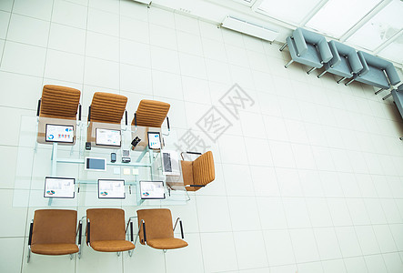 顶部视图  在现代会议室的商务会议地点 桌面上   info whatsthis椅子营销文档职业合同审查日程数据学习木板图片
