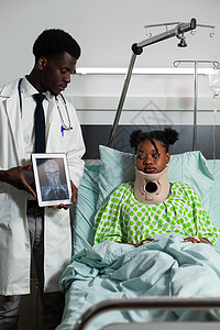 身着颈颈子颈部颈圈的非洲病人躺在床上图片