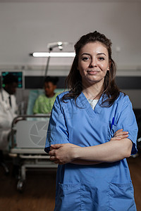 专科治疗师护士在医院病房站立的肖像图片