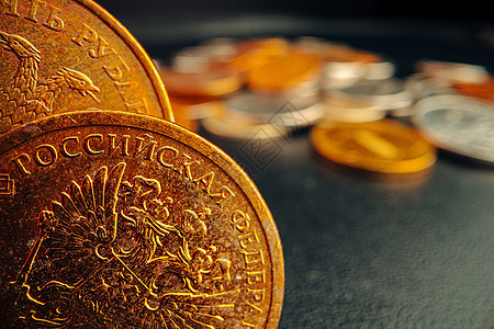 黑暗背景的俄罗斯卢布硬币图片