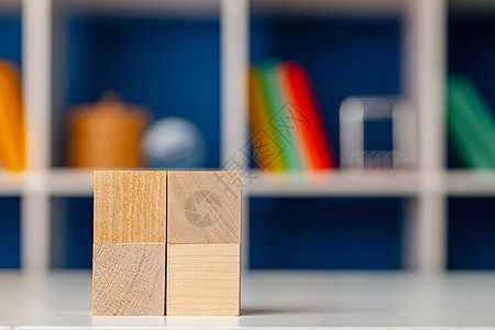 在办公室工作表上装有您设计复制空间的空白木板动机立方体职场积木木头创造力概念桌子图片