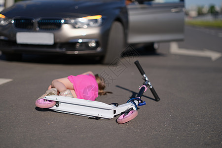 骑摩托车的小女孩在路上被汽车撞上 交通事故运输惩罚街道保险机器司机车辆地面损害孩子图片