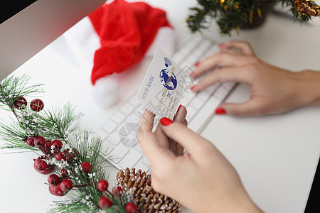 在键盘上打妇女信用卡号码 想在网上以无现金方式支付装饰职场卡片工具女性信用礼物命令展示购物图片