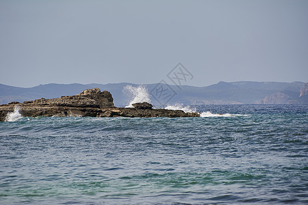 岸边的岩石被波浪撞击力量海岸线天空风暴边缘地平线碰撞海岸海景泡沫图片