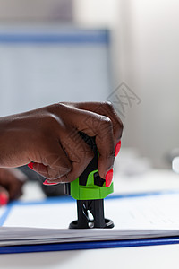 特写非洲医生的印有医用处方的手印医生(美国医生)图片