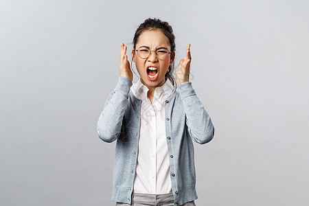 情绪 人和生活方式的概念 好斗的年轻恼怒的亚洲女性有情绪上的工作倦怠 仇恨和愤怒地尖叫 愤怒地瞪着脸 愤怒地握手教育老师导师闲暇图片