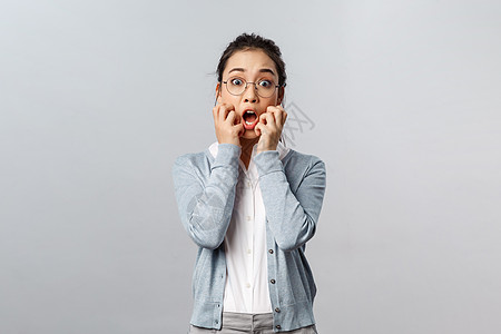 情绪 人和生活方式的概念 害怕 吃惊的亚洲女人惊恐地喘着粗气 尖叫着 手握在嘴边 眼睛睁得大大的 盯着一些可怕和可怕的东西混血幸图片