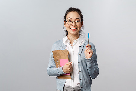 教育 教师 大学和学校的概念 可爱的书呆子亚洲女孩加点 解方程 举笔微笑说出她的想法 携带书本和笔记本学习闲暇女朋友导师假期微笑图片